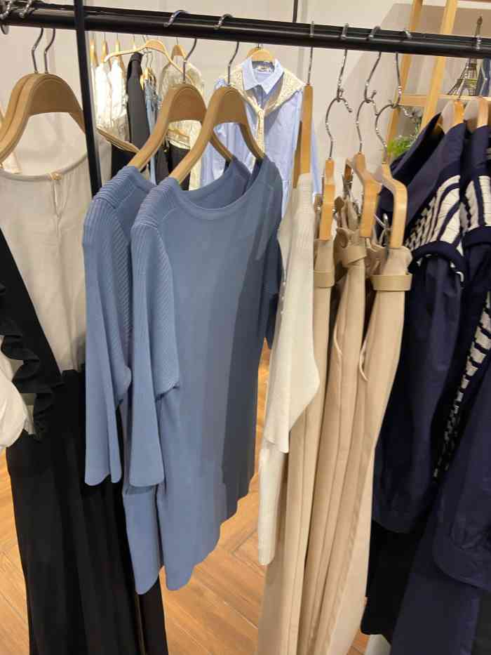 摩奥(文鼎广场店)-"～摩奥～印象中是性价比比较高的一家服装店.