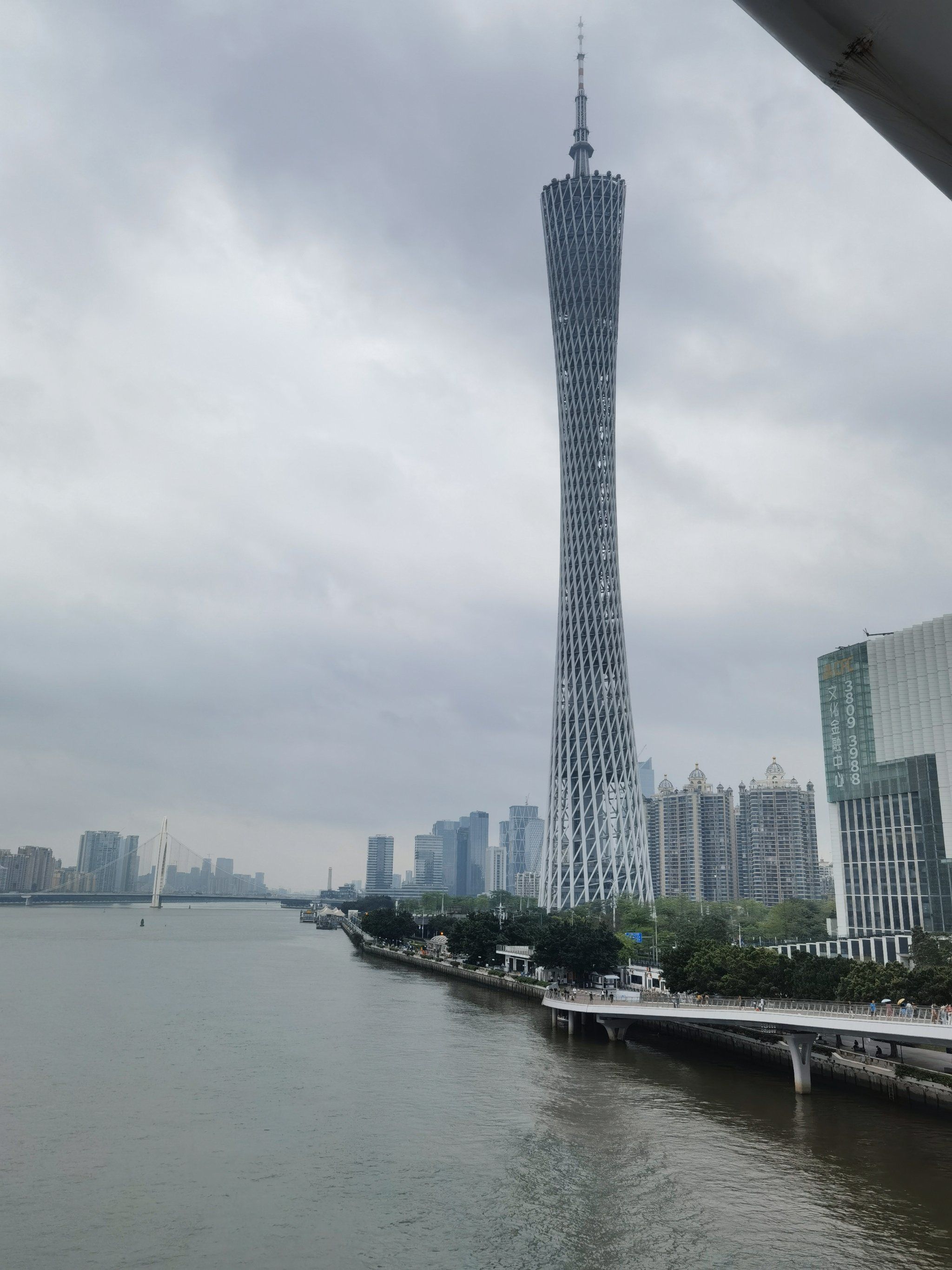 烟雨朦胧中的广州塔小蛮腰 江边美景