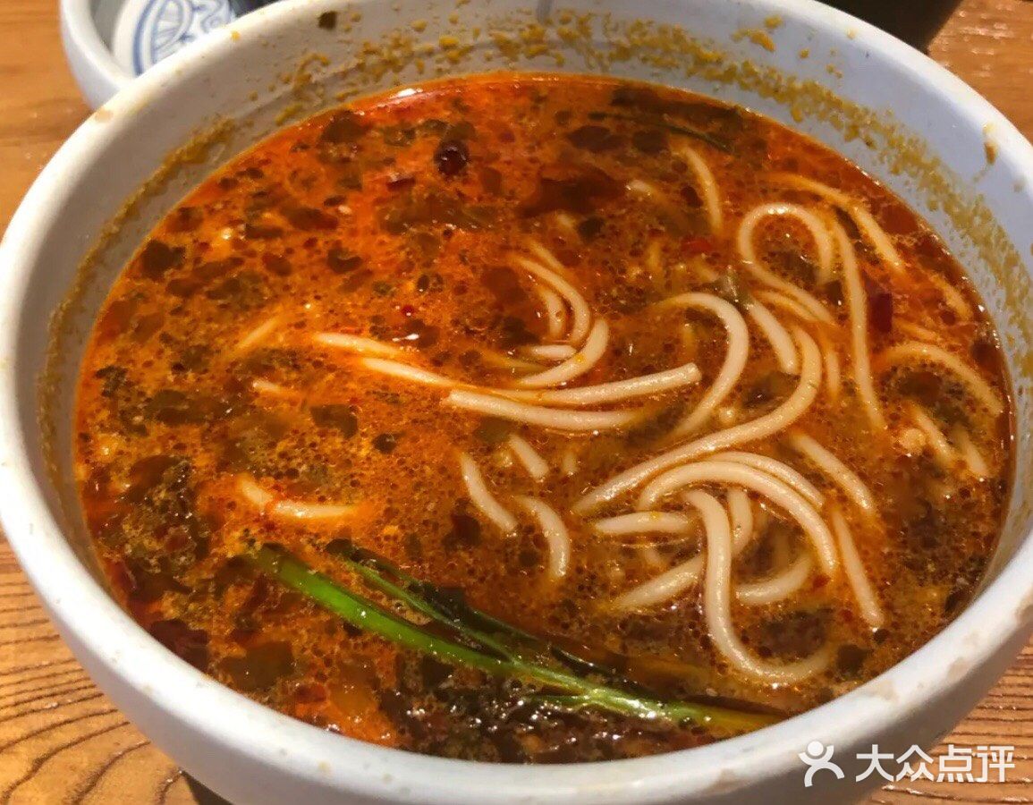 桂林米粉和云南米线都是不错的当地美食吧，当地人比较喜