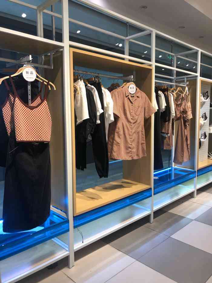 西遇(万达店)-"法式风的慵懒随性,和对多种身材的包容性.