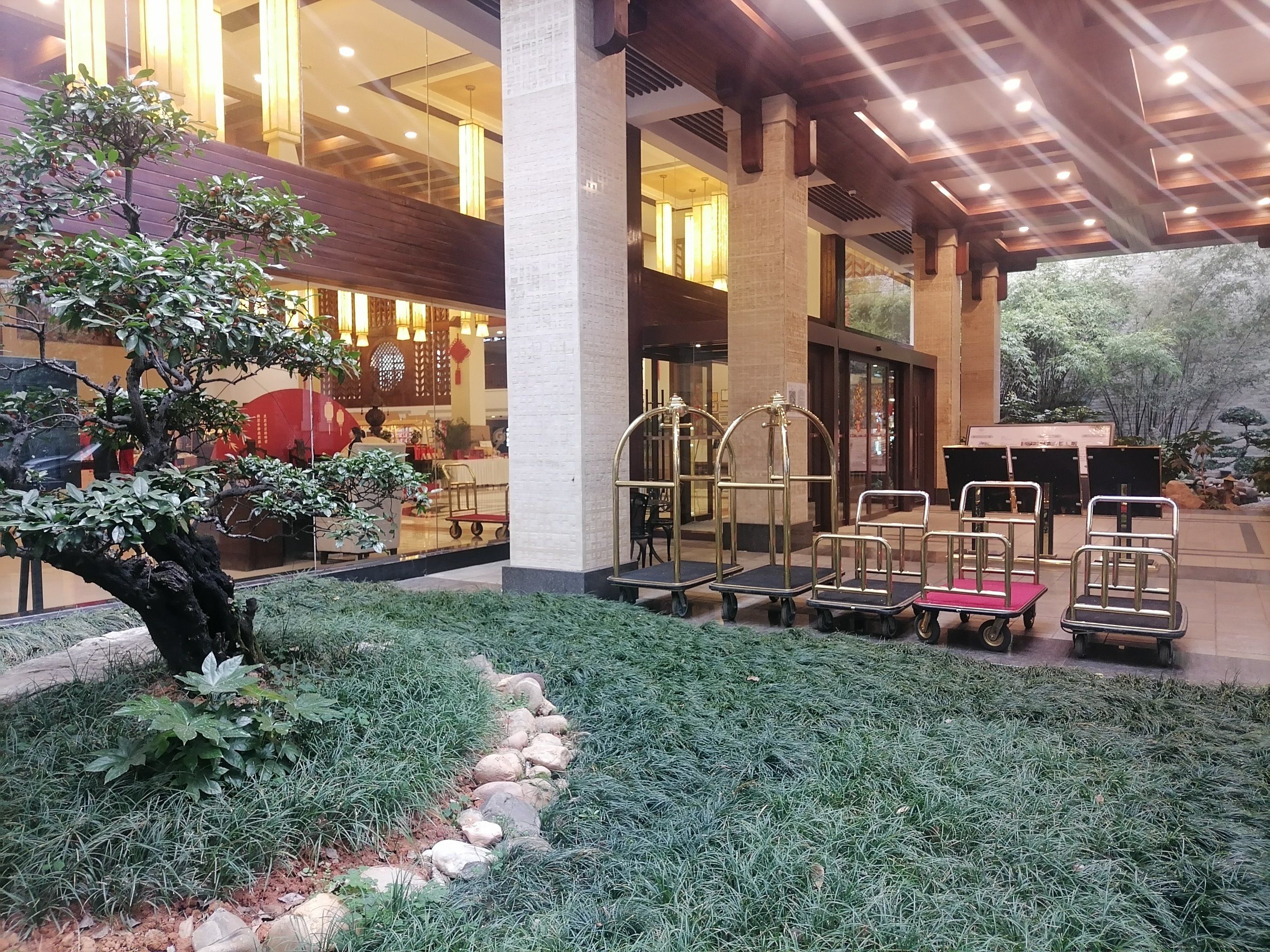 花园中的酒店,优美,静谧的环境,却又异常