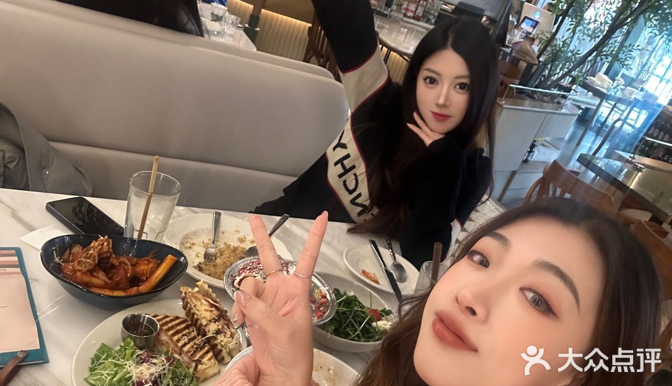 “请吃饭的漂亮姐姐🍽️”  