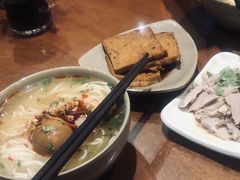 -亮亮面馆(经六路店)