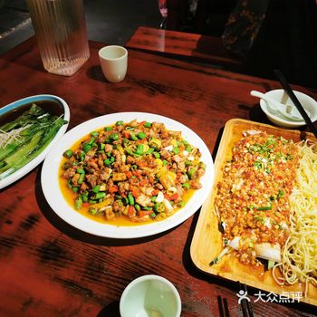 进店给人感觉古风风格，菜品模型都在门口想吃什么可以选