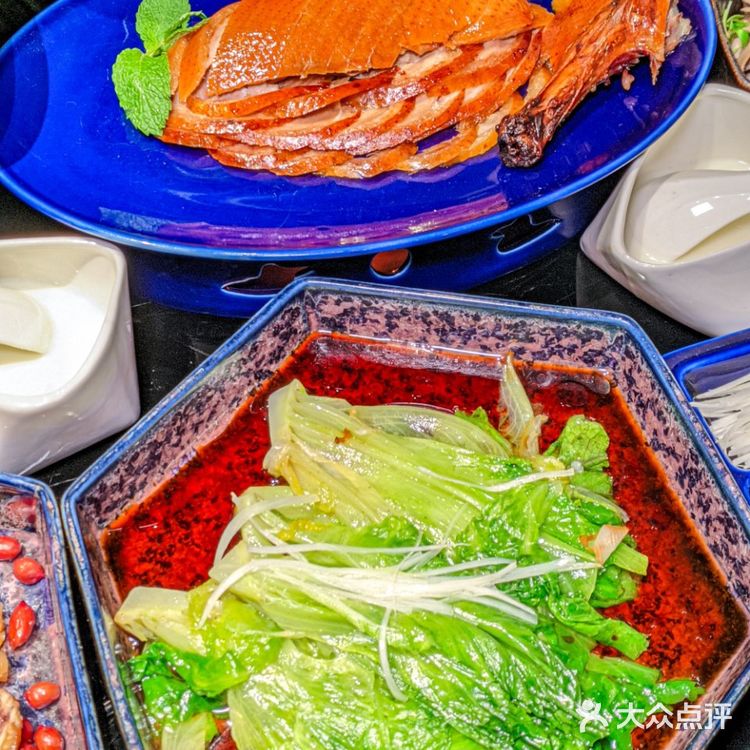 走进这家小馆，仿佛穿越时空，一边品尝着传统宫廷菜