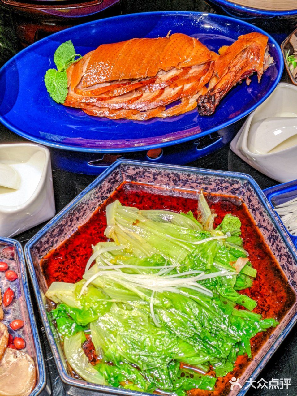 走进这家小馆，仿佛穿越时空，一边品尝着传统宫廷菜