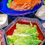 走进这家小馆，仿佛穿越时空，一边品尝着传统宫廷菜