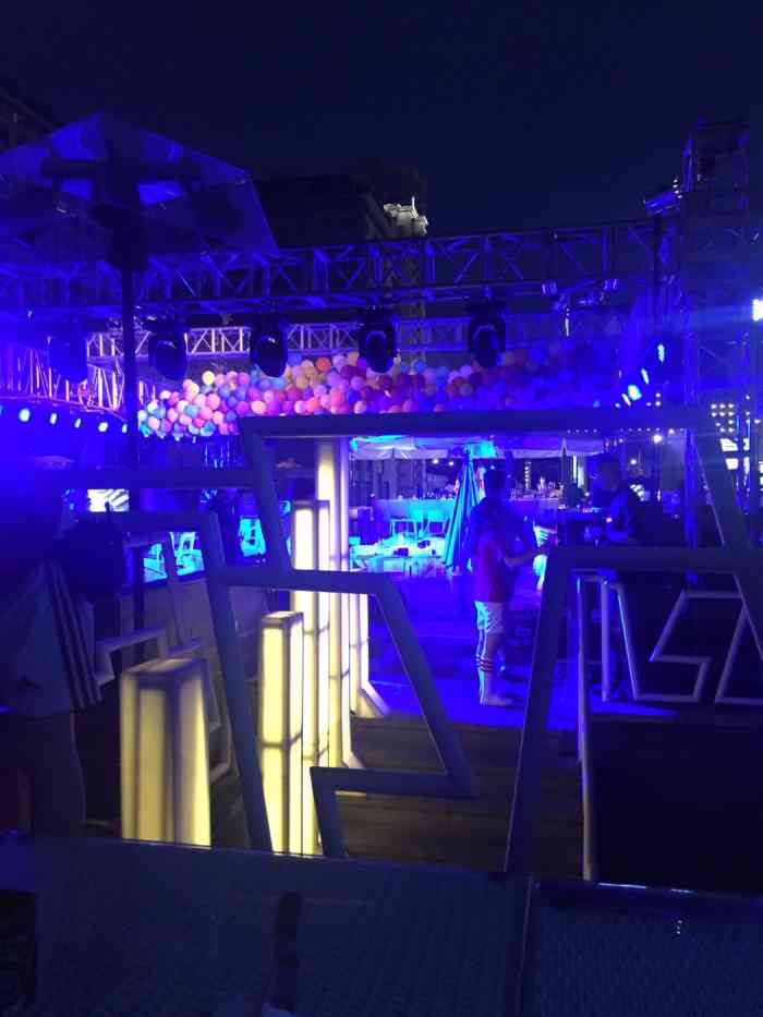 sky上层酒吧-"南门外榴园里,在天台上,环境大加分,酒一.