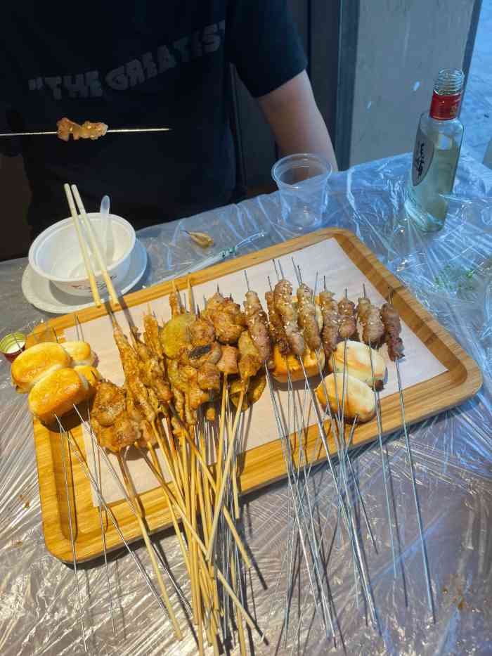 伍界烤串(汉口城市广场店)-"晚上十点去的,路边停车有点需要注意免得
