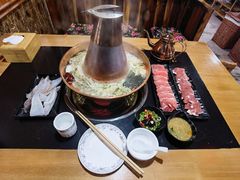 酸菜锅-果松木炭酸菜铜火锅·外婆参鸡汤