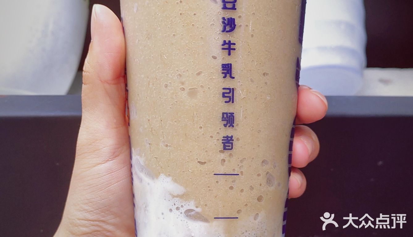 喝一杯冰冰凉的豆沙牛乳