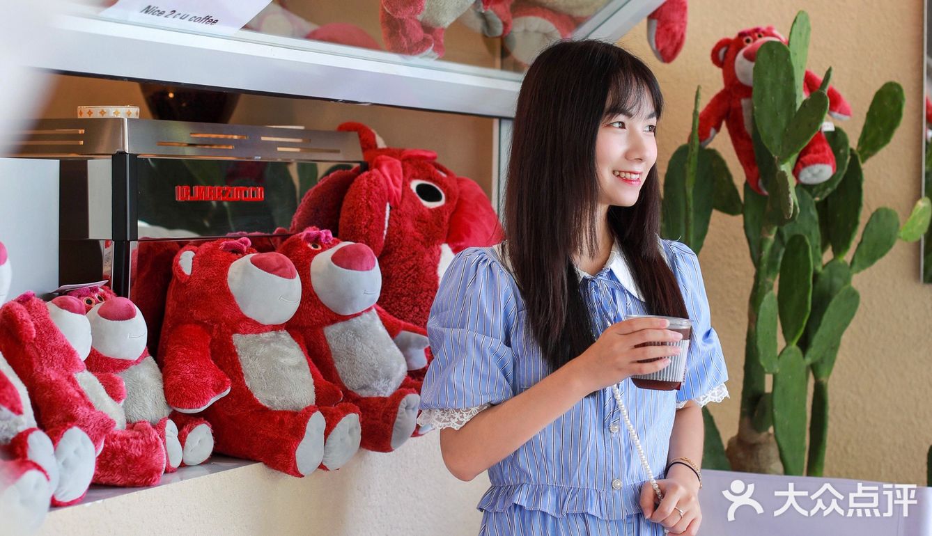 海口首家草莓熊包围的咖啡店