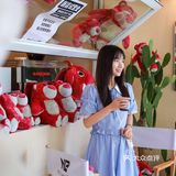 海口首家草莓熊包围的咖啡店