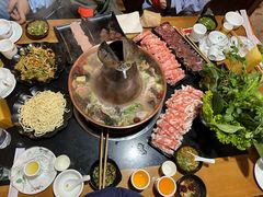 -果松木炭酸菜铜火锅·外婆参鸡汤