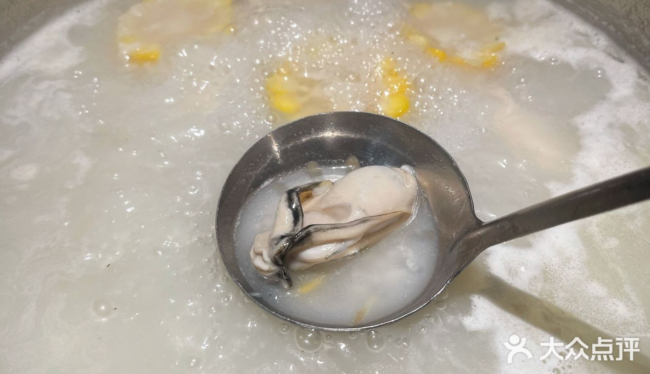 成箱农夫山泉矿泉水作锅底