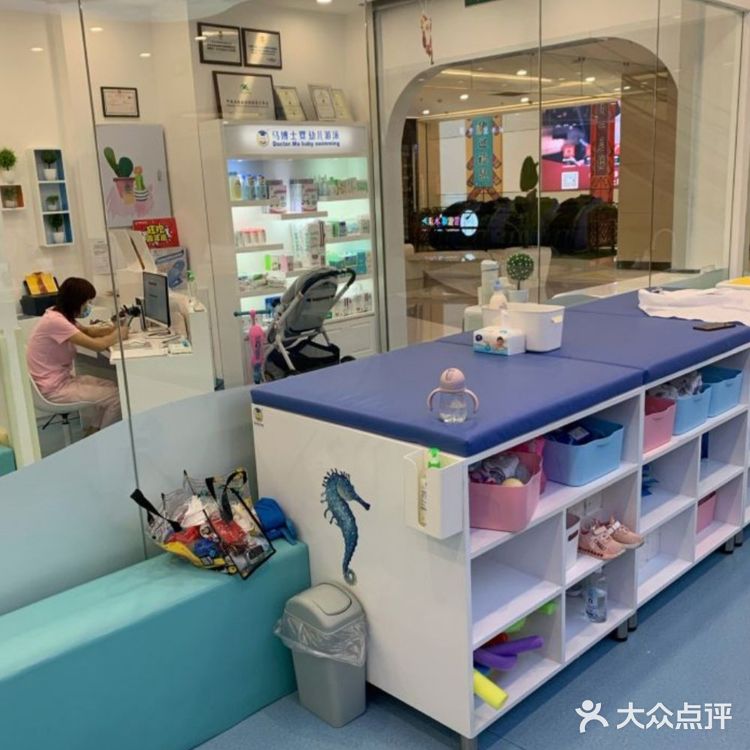 宝宝初次体验游泳的乐趣