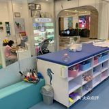 宝宝初次体验游泳的乐趣