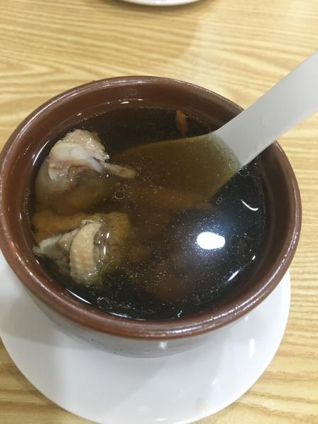 沙县小吃的炖汤不错,海鲜馄饨也可以.