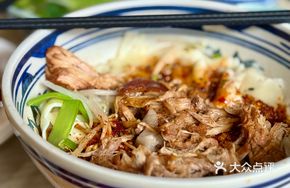 Small Bowl Braised Pork and Hand-Torn Noodles