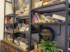 面包甜点陈列柜-甲乙丁書店·书茶咖·四合院
