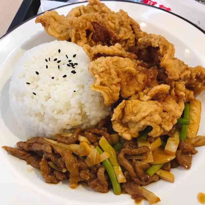 22元一份,咖喱酱很正宗,鸡排也炸得很酥脆,而且超大一块,乡村基的米饭