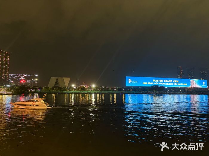 西贡河游船图片