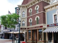 -小镇影院迪士尼小熊Duffy与他的朋友合影地