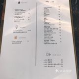 在徐家汇出地铁口的一条小街上