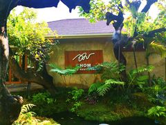 -Chom Cafe and Restaurant