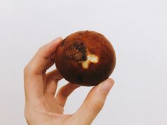 红豆碱水面包-天井·丑面包搭咖啡