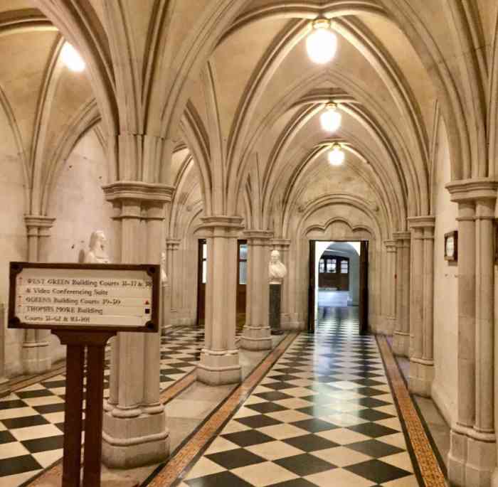 皇家法庭-"偶尔路过,觉得这房子挺气派,一查是个法院.