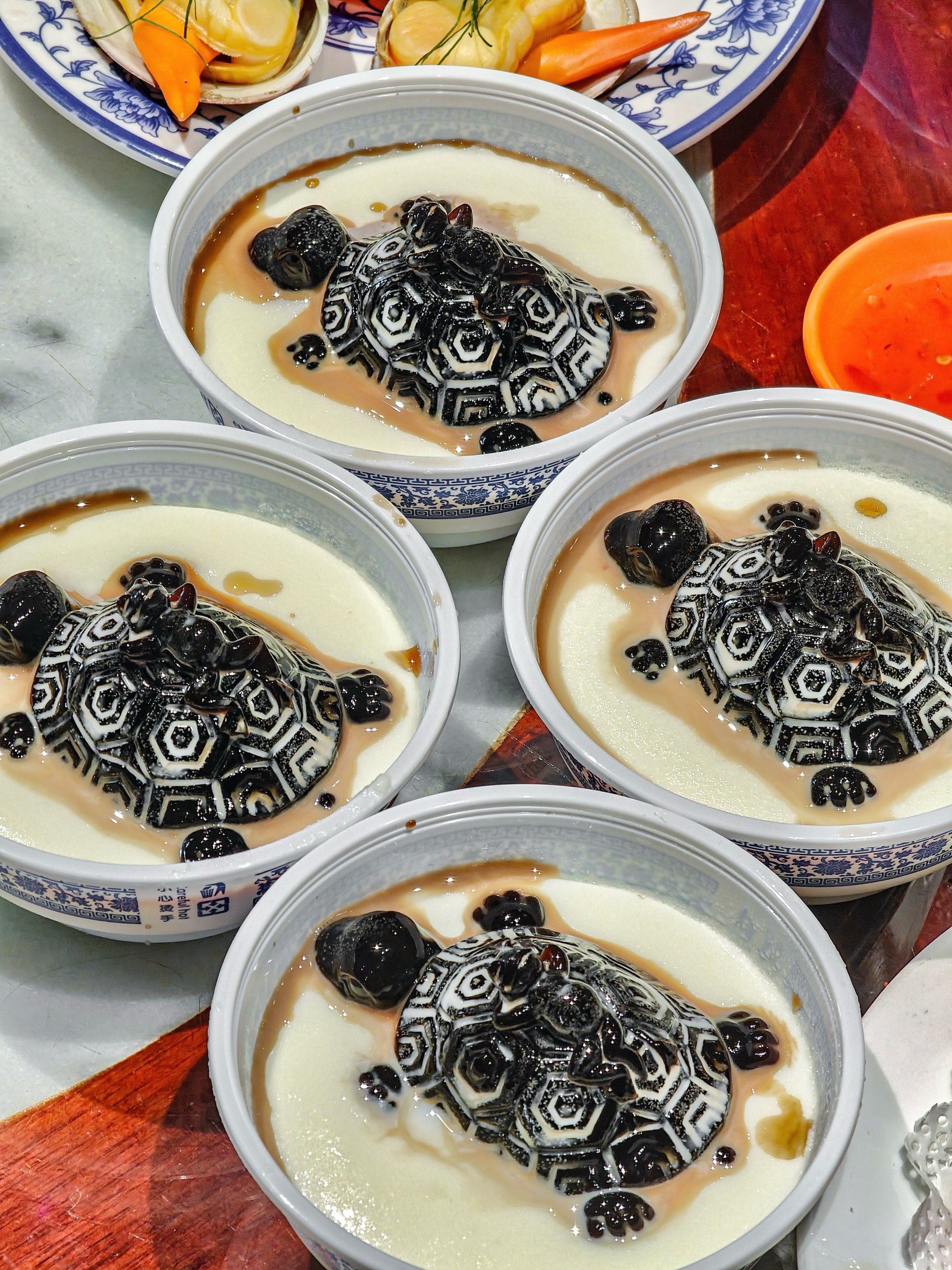 嫩牛肉的滑嫩与牛胸口的香脆相互交织,粥水的滋润让它们更加美味.