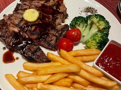 碳烤肉眼牛排及秘制牛排汁-WOLFGANG PUCK KITCHEN & BAR(迪士尼小镇店)