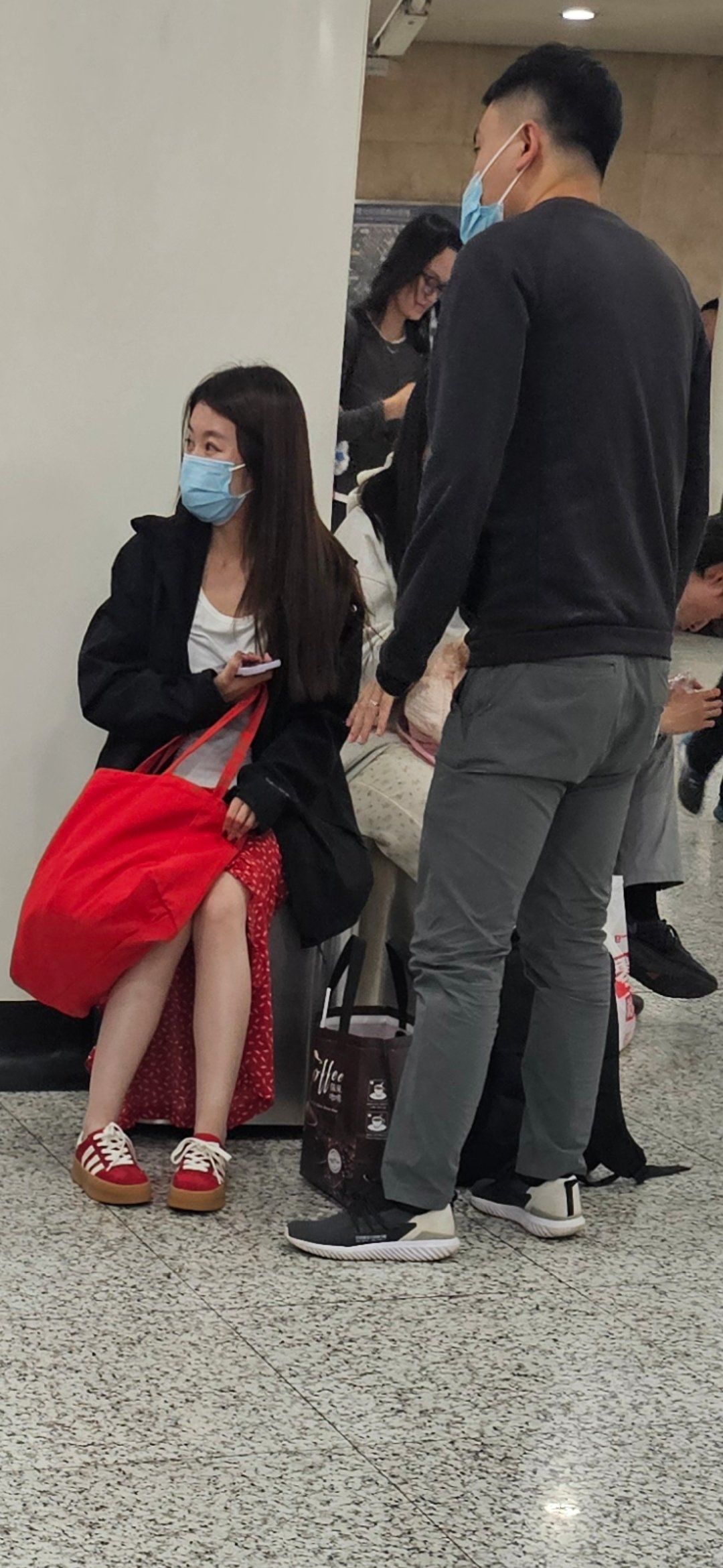 给女友系鞋带的小哥哥