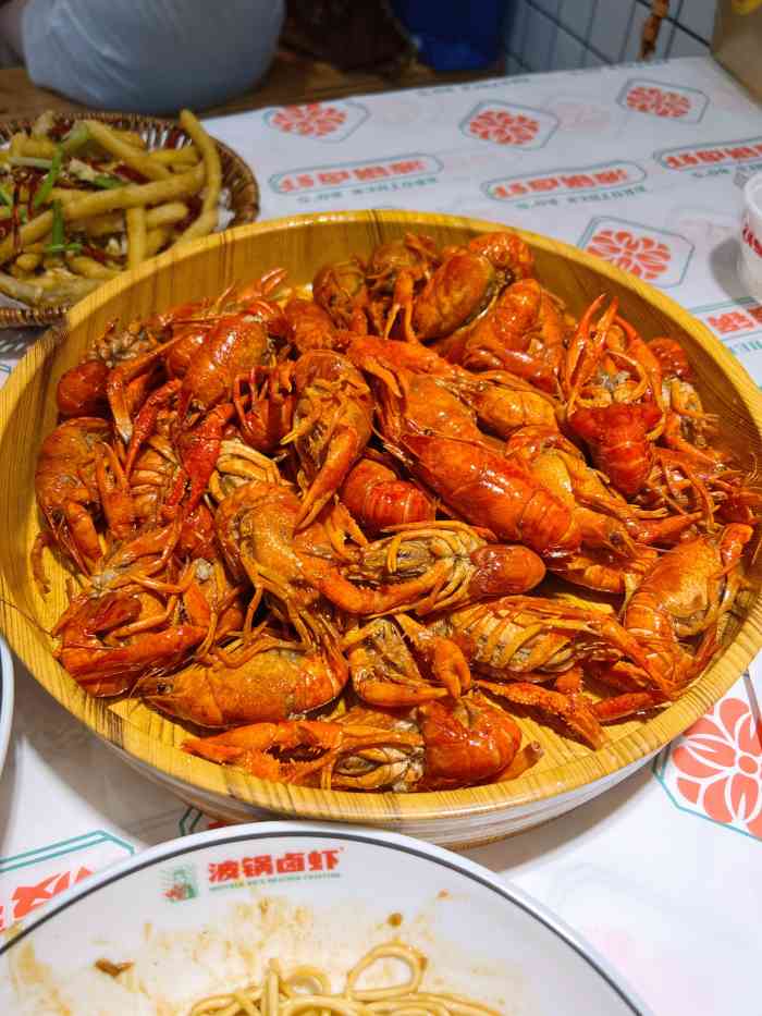 找到一家比较火的虾子店波锅卤虾地址秦园东路交叉口招牌很大很鲜艳