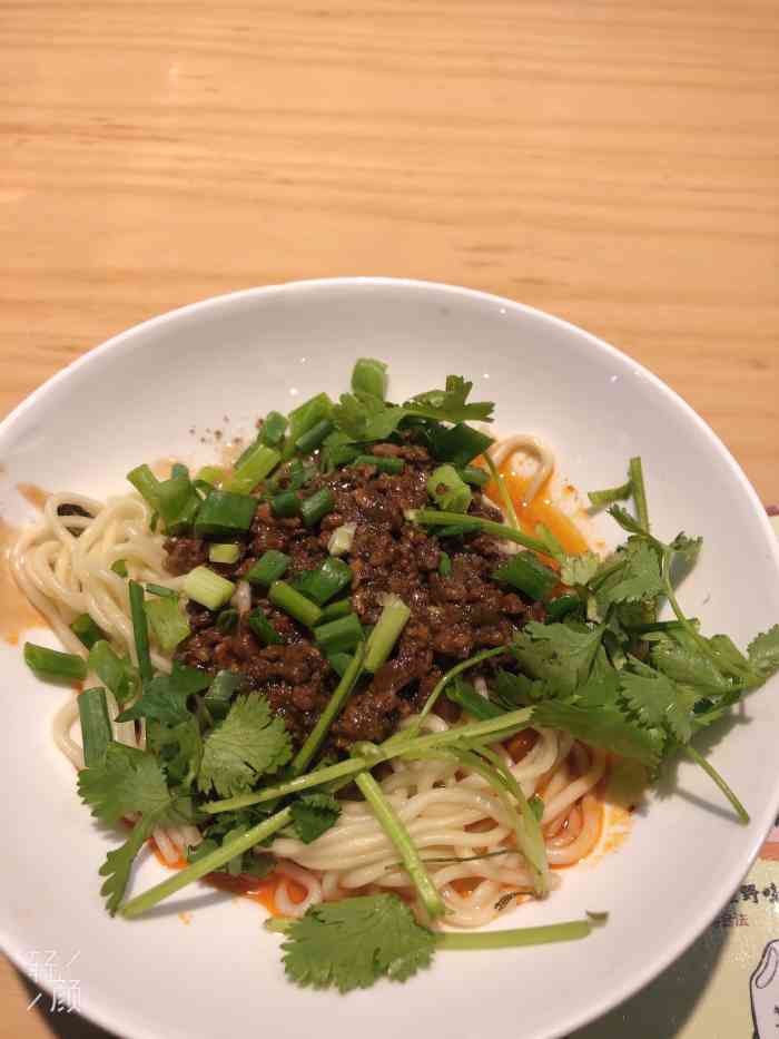 正东担担面(解放碑总店)-"在赛格大厦旁边,环境还不错,面量不是很大.