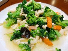西兰花炒海鲜菇-鱼和肉海鲜大排档(林江名城店)