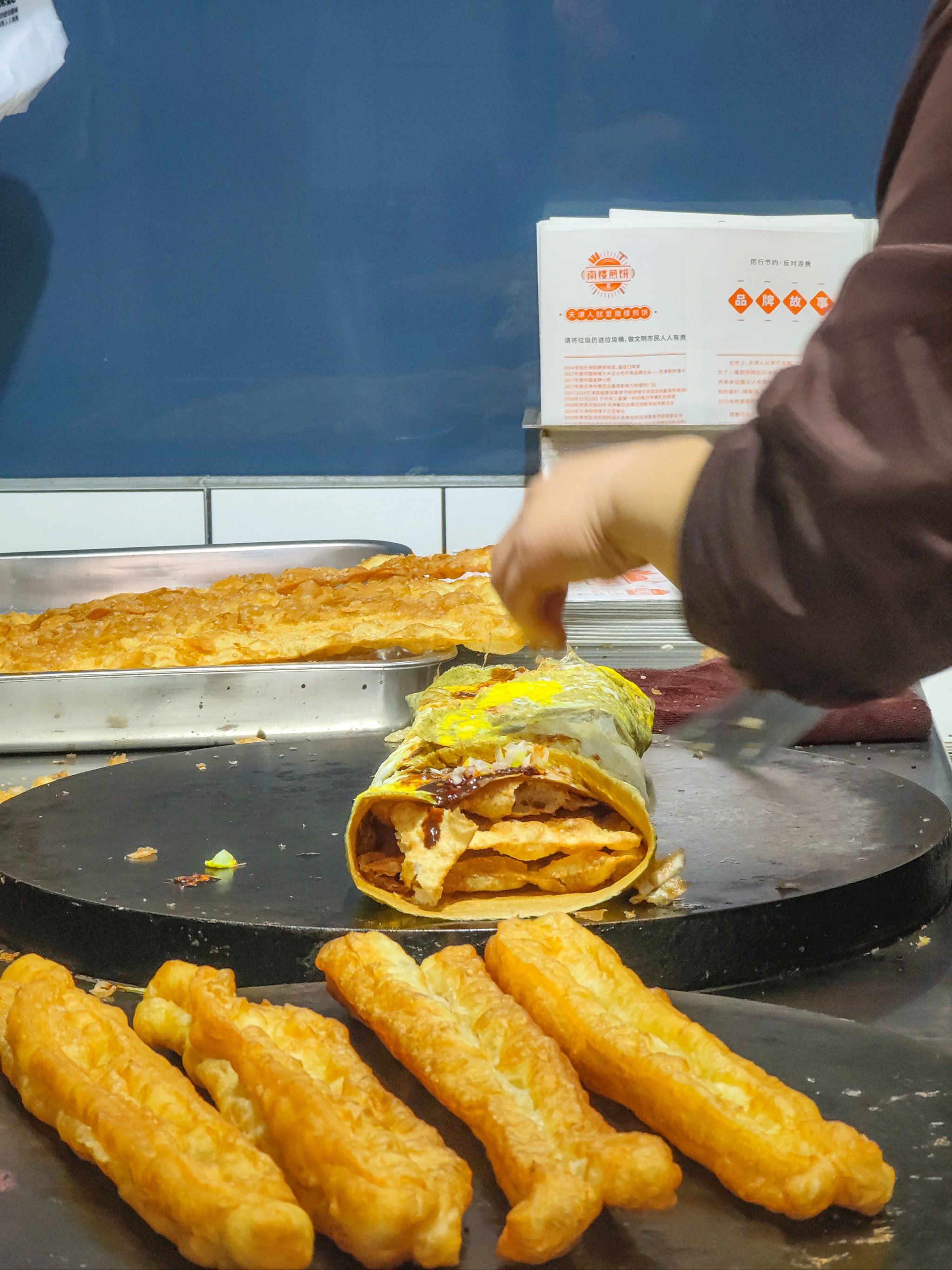 主要是煎饼果子和煎饼果篦两种,我们吃的是