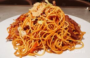 Dry Stir-Fried Beef with Soy Sauce Yellow Noodles