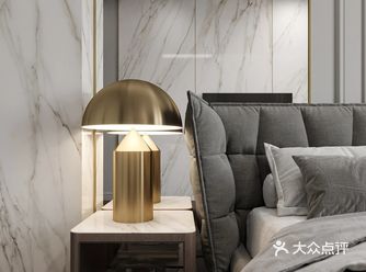 天花板和墙壁的装饰中使用了经典的石膏线造型