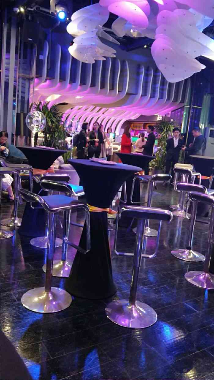 打分 300 /人 酒吧,就在黄浦江畔,风景特别棒!