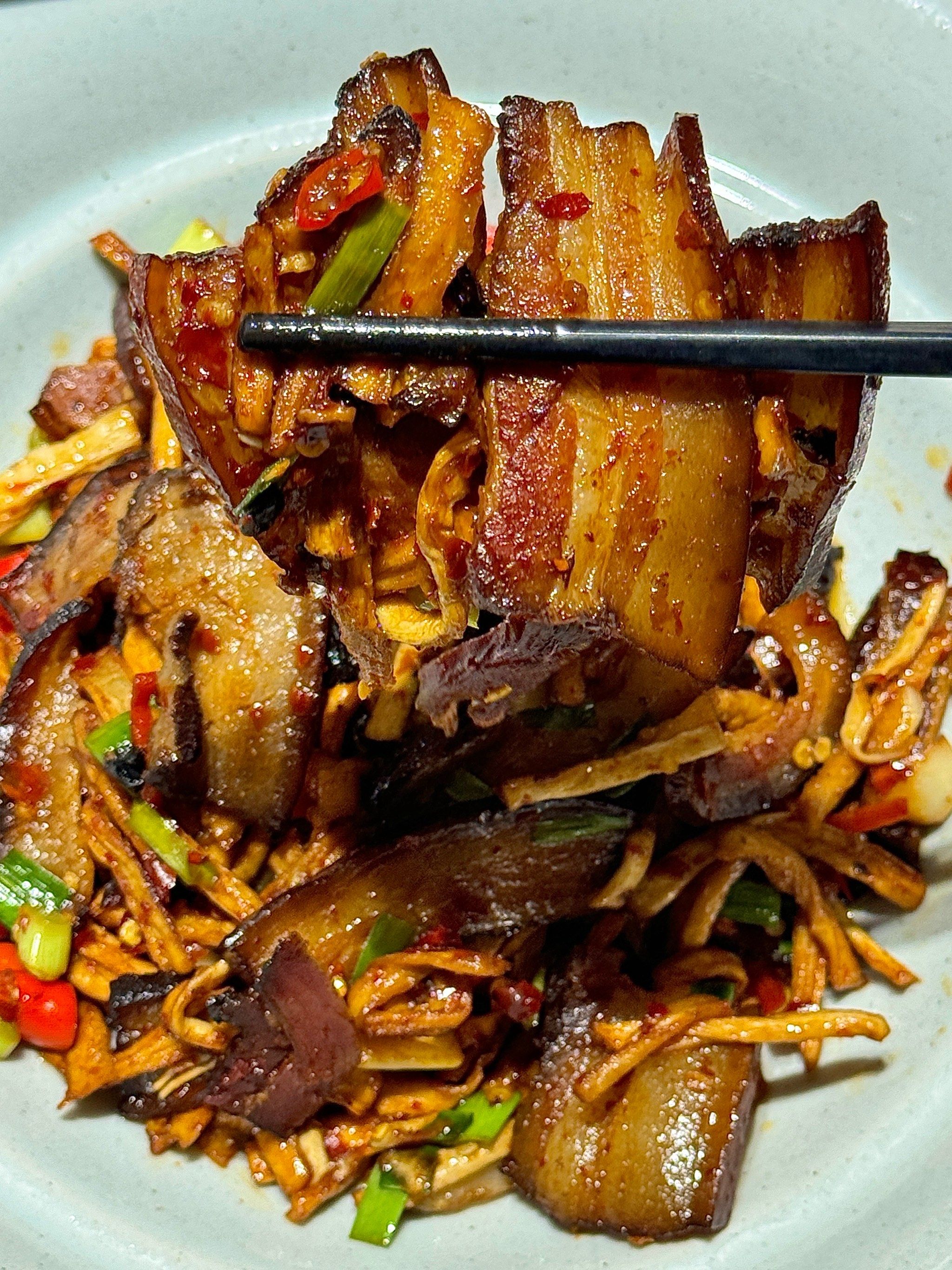 人均40吃到撑!

萝卜干炒腊肉,狠狠下饭的一道!
又辣!又香!