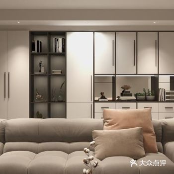 整个设计空间以冷灰色调为主，亮白色为辅