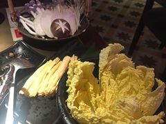 菌菇拼盘、腐竹、小白菜-左庭右院鲜牛肉火锅(新梅广场店)