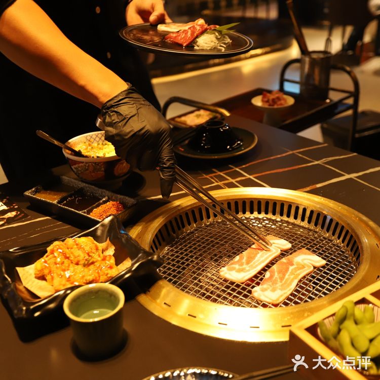 发现一家神仙烤肉店，不仅有男模帮你烤肉，还有绝美江景看