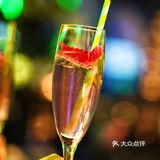 这里有酒有表演 还有美味牛排套餐～