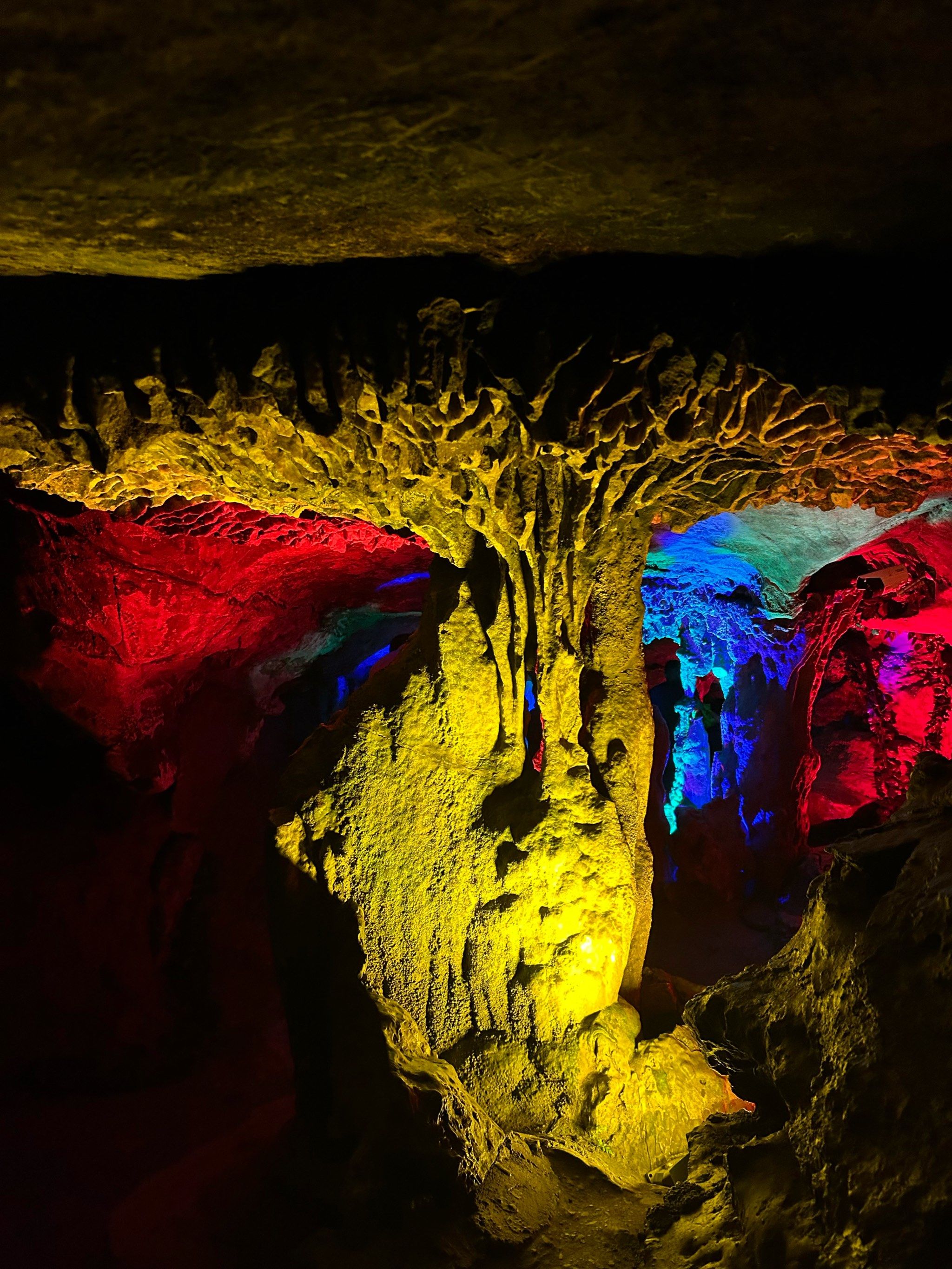 灯光下的溶洞,美得像画