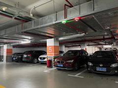 -绿地缤纷城-停车场