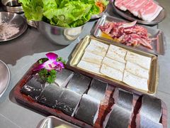 -围炉肉舍•炭烤活鳗•丹东海鲜烤肉(步行街店)