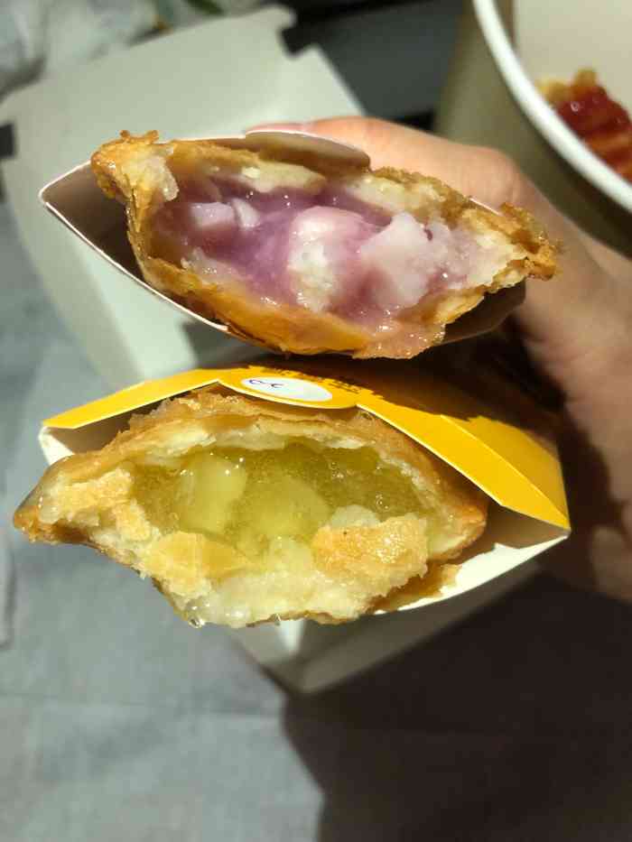 「香芋派菠萝派」比kfc的派大了一倍几乎,香芋派后几口有点甜腻,侗热
